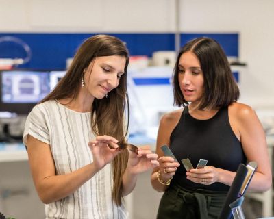 Сохранение цвета и свежести волос с помощью выпрямителя Dyson